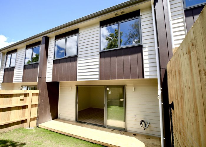  at 2/6 Buisson Glade, West Harbour, Waitakere City, Auckland