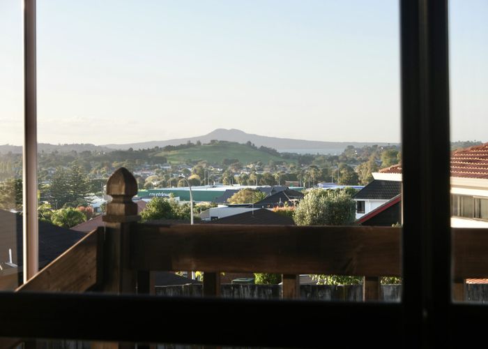  at 2/13 Pitlochry Place, Botany Downs, Manukau City, Auckland