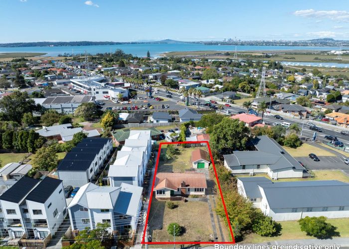  at 5 Flanshaw Road, Te Atatu South, Waitakere City, Auckland