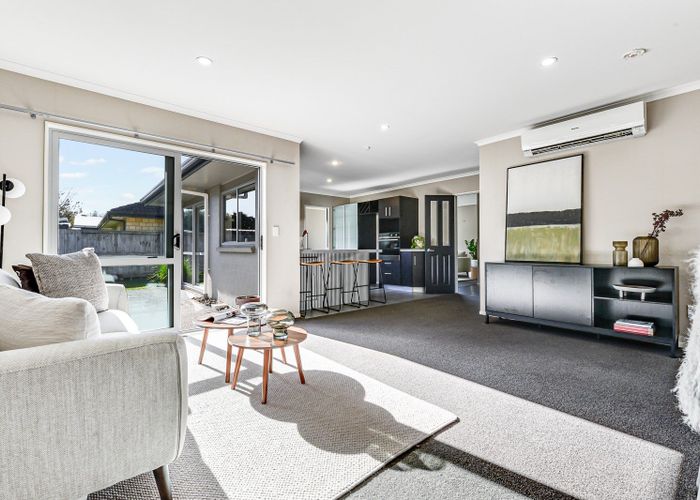  at 8 Rosewood Court, Huntington, Hamilton