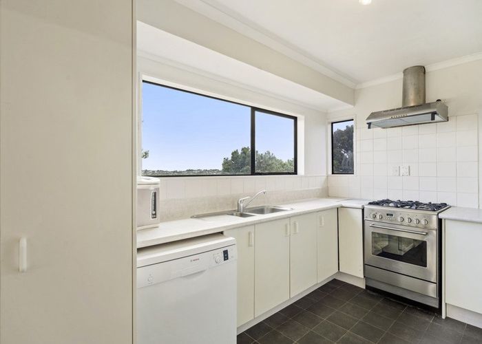  at 2/14 Ridge Road, Waiake, Auckland