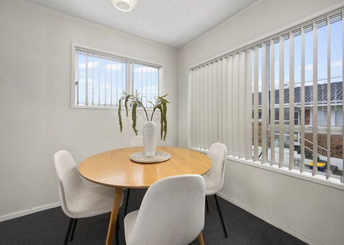  at 2/240 Onewa Road, Birkenhead, North Shore City, Auckland