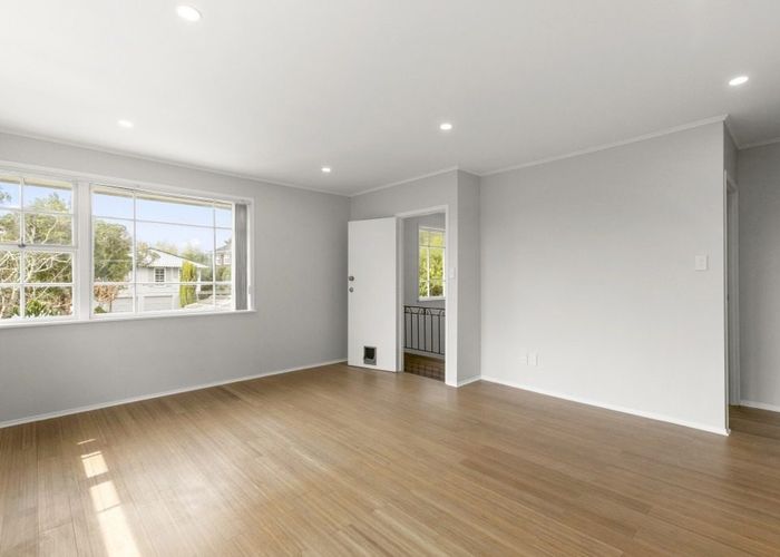  at 2/14 Worcester Road, Meadowbank, Auckland