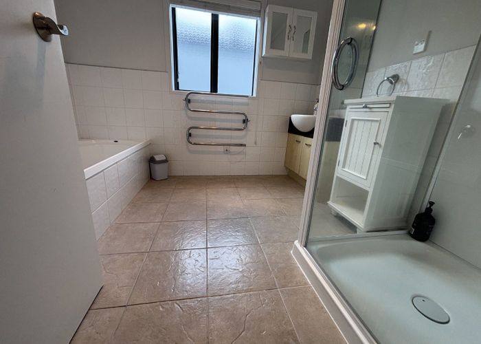  at 33 Vinograd Drive, Te Atatu Peninsula, Waitakere City, Auckland