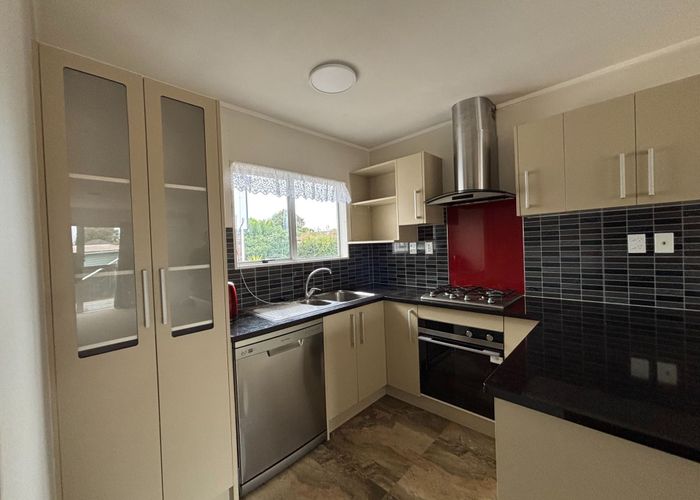  at 2/21 Challen Cl, Conifer Grove, Papakura, Auckland