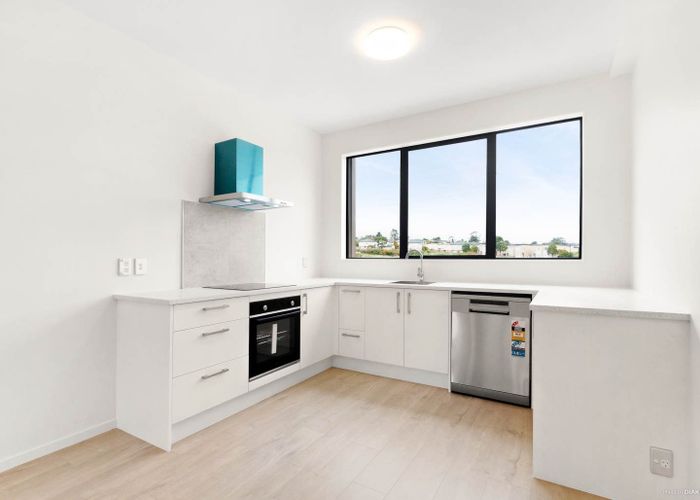  at 40 Bloom Crescent, Sunnyvale, Auckland