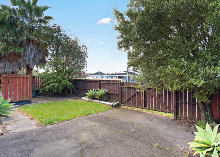  at 1/27 Butterworth Drive, Glendene, Auckland