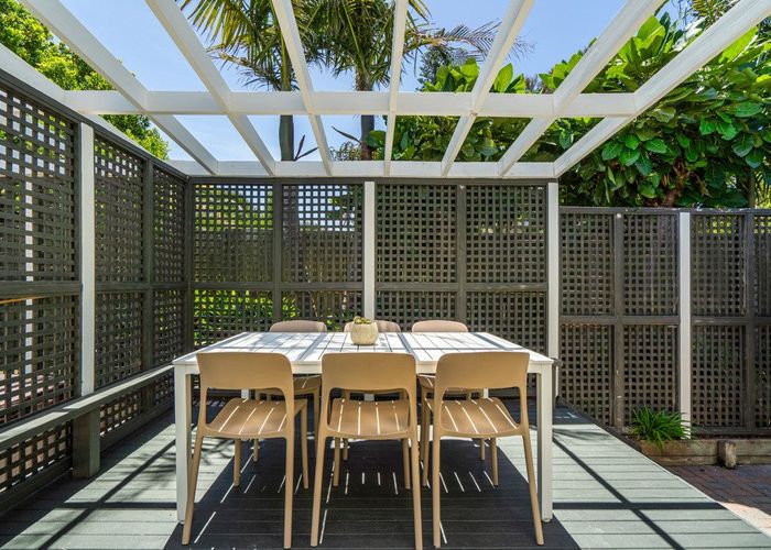  at 2/13 Faulkner Road, Northcote Point, Auckland