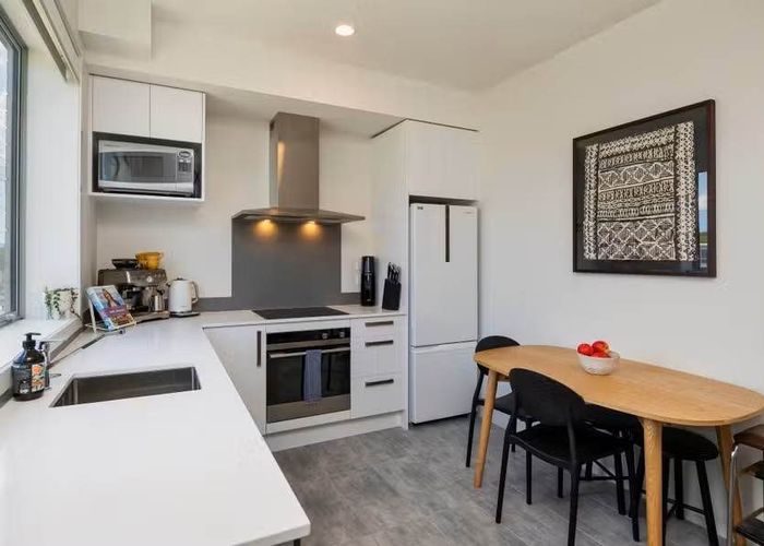  at 2 Wharetana Crescent, New Lynn, Waitakere City, Auckland