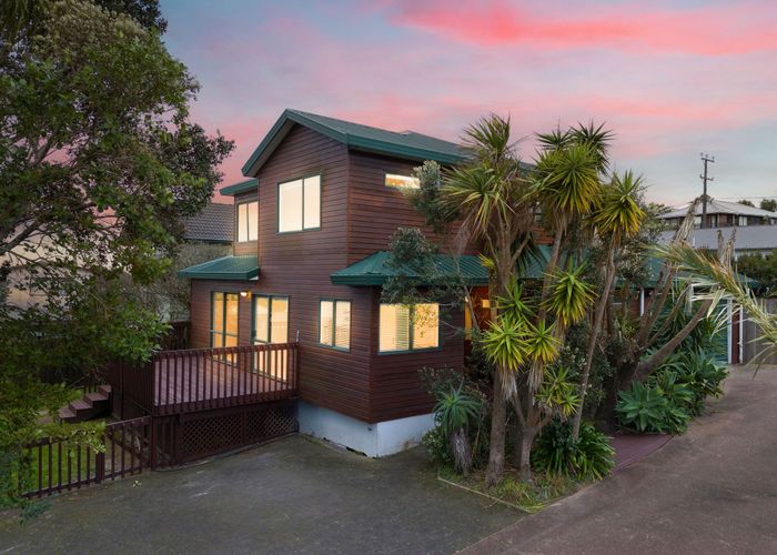 at 2/30 Roberts Road, Glenfield, North Shore City, Auckland
