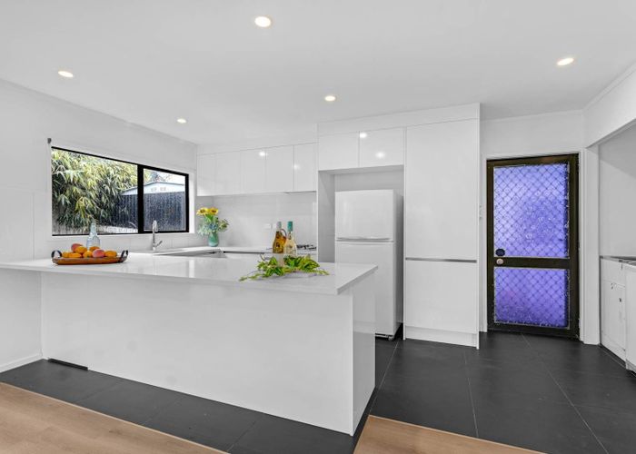  at 8 Caspian Close, New Lynn, Waitakere City, Auckland