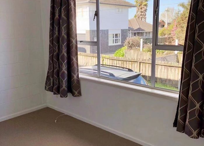  at 1/96 Chivalry Road, Glenfield, North Shore City, Auckland