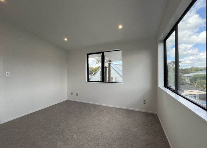  at 8/18 Sylvan Crescent, Te Atatu South, Waitakere City, Auckland