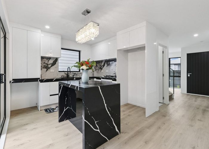  at 2/6 Pikitea Road, Mangere Bridge, Manukau City, Auckland