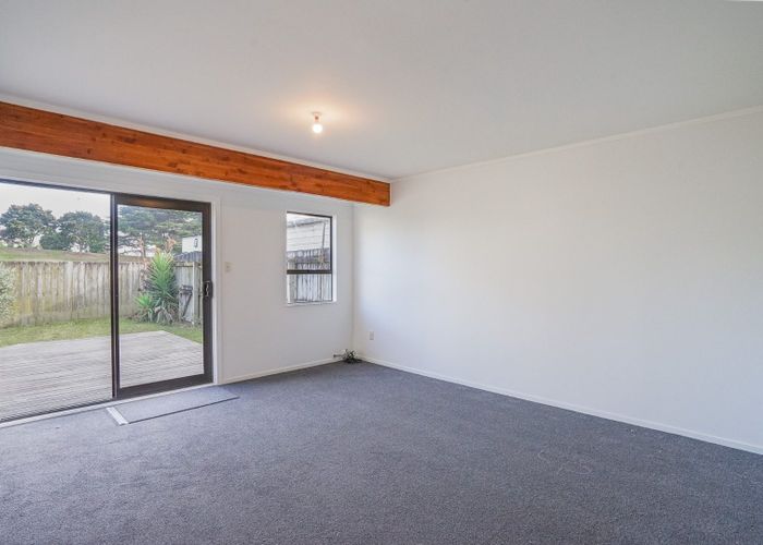  at 2/21 Gloaming Place, Conifer Grove, Papakura, Auckland