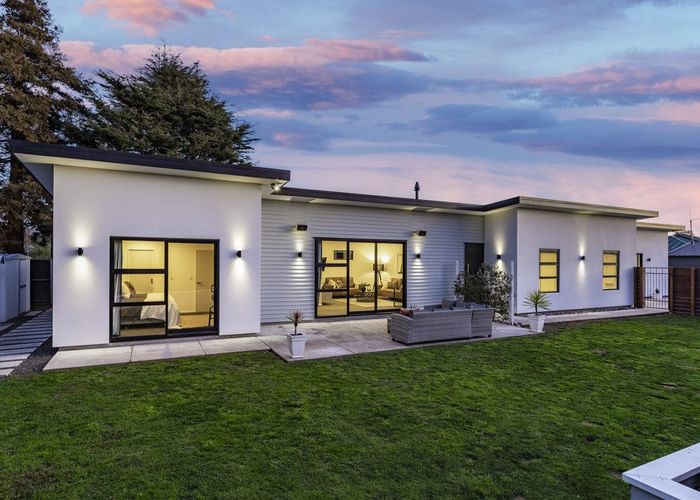  at 2/32 Burwood Road, Burwood, Christchurch