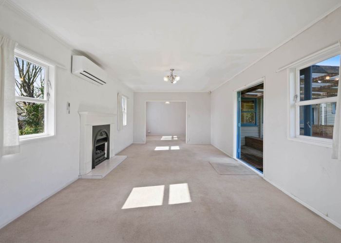  at 8 Normanton Street, Glenfield, North Shore City, Auckland