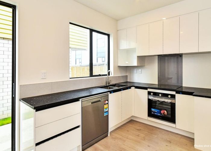  at 2/3226 Great North Road, New Lynn, Waitakere City, Auckland