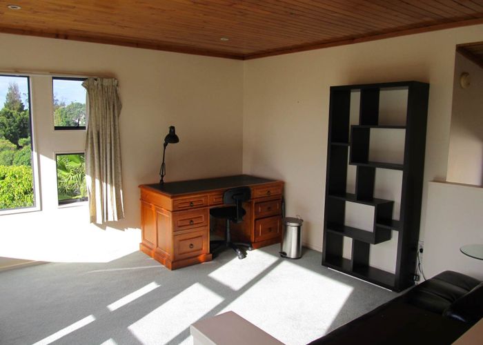  at 2/8 Sunset Road, Unsworth Heights, Auckland