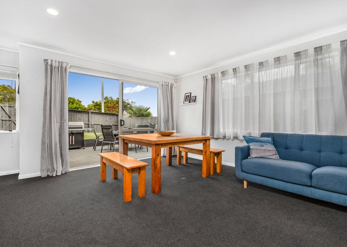 at 2/13 Perendale Close, Somerville, Manukau