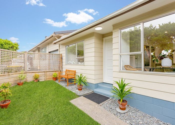  at 2/100 Royal Road, Massey, Waitakere City, Auckland