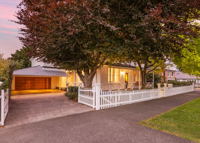  at 8 Wainui Avenue, Point Chevalier, Auckland