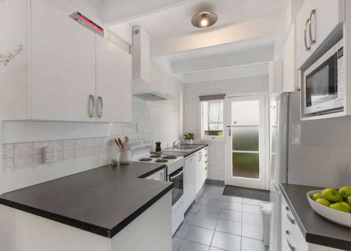  at 2/86 Divich Avenue, Te Atatu South, Auckland