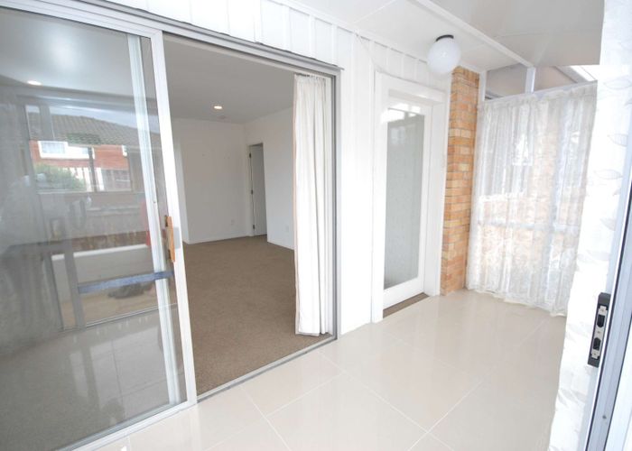  at 2/281 Sunset Road, Sunnynook, North Shore City, Auckland