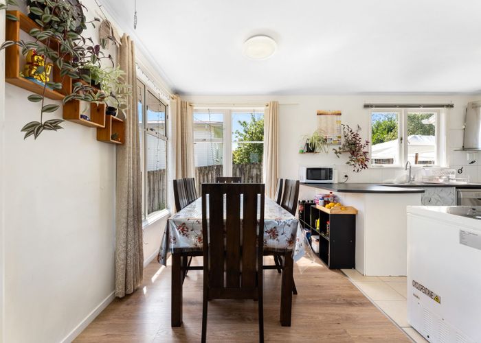  at 8A Harrington Road, Henderson, Waitakere City, Auckland