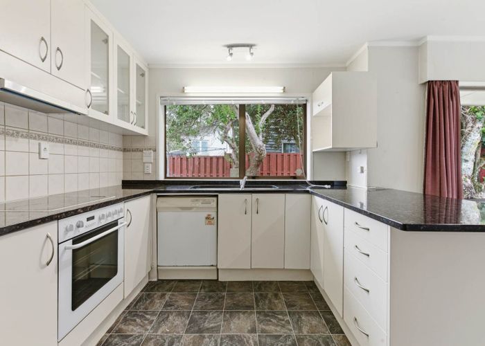  at 2/6 Tina Place, Sunnyhills, Manukau City, Auckland