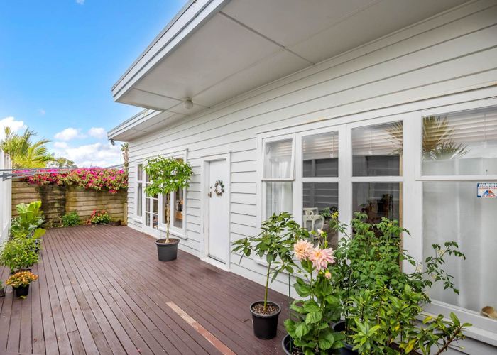  at 90 Arran Road, Browns Bay, Auckland