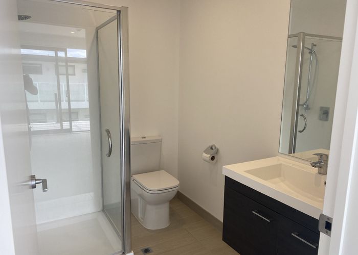  at 8 Thompson Park Road, Mount Wellington, Auckland