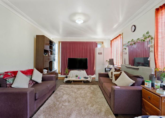  at 2 Binsted Road, New Lynn, Auckland