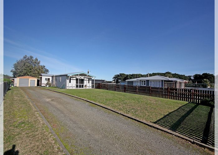  at 8 Hennsessy Street East, Foxton Beach, Horowhenua, Manawatu / Whanganui