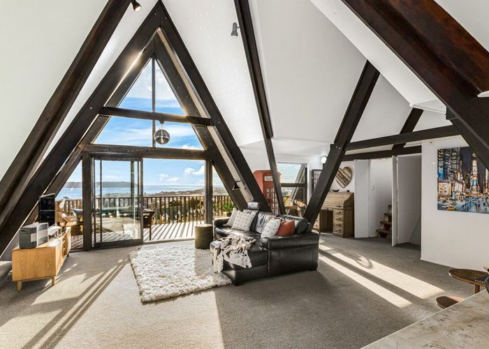  at 112 Gloaming Hill, Titahi Bay, Porirua, Wellington