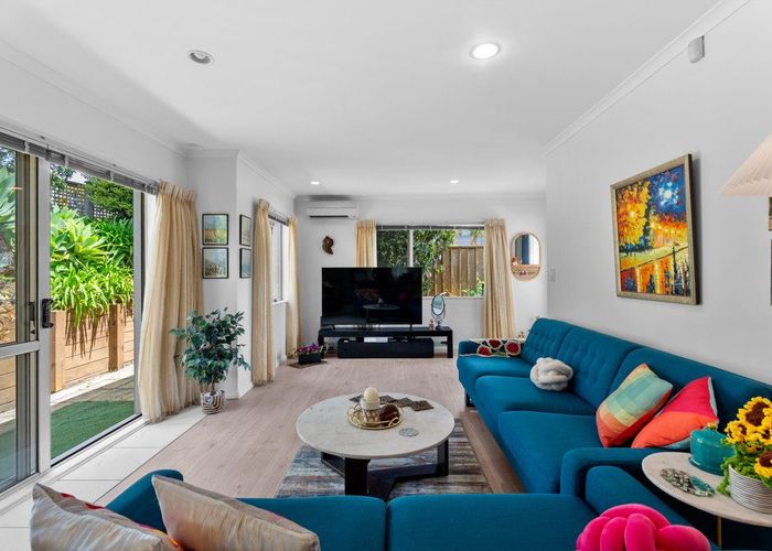  at 2/1A Hamilton Place, Glenfield, North Shore City, Auckland