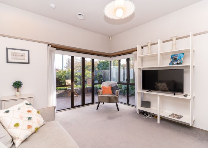  at 2/18 Windermere Road, Papanui, Christchurch