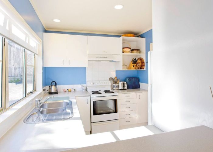  at 2/30 Sunset Road, Unsworth Heights, North Shore City, Auckland