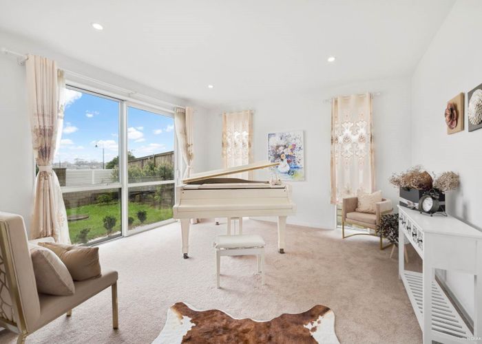  at 105 Medallion Drive, Oteha, Auckland