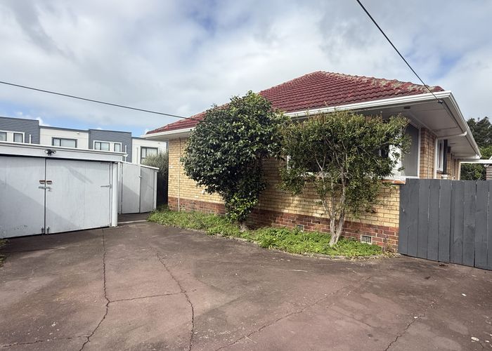  at 186 Rangatira Road, Beach Haven, Auckland