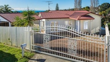  at 685 Beach Road, Rothesay Bay, Auckland