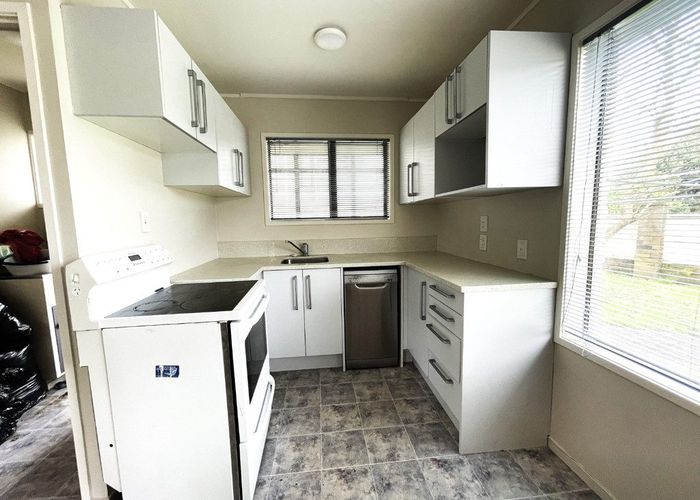  at 2/6 Papatahi Place, Henderson, Waitakere City, Auckland