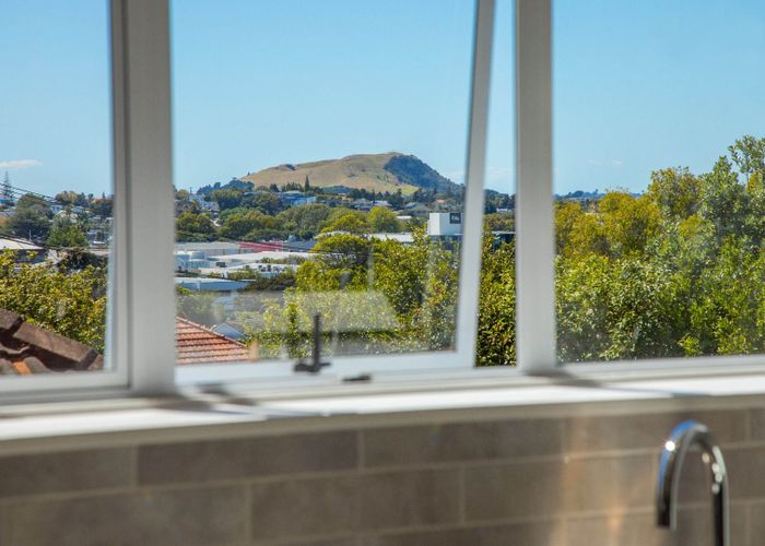  at 32 Waiohua Road, Greenlane, Auckland