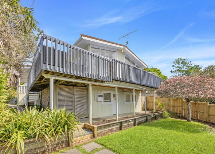  at 1/60 Chivalry Road, Glenfield, North Shore City, Auckland