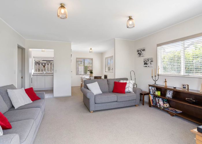  at 2/43 Holly Street, Avondale, Auckland