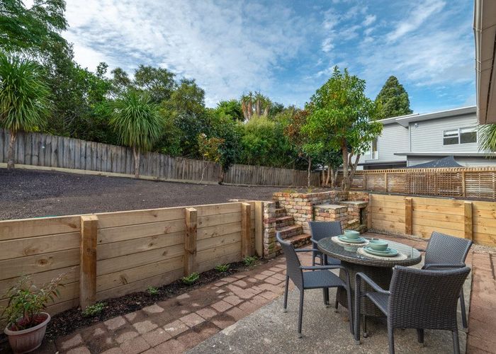  at 2/7 Tallington Crescent, Torbay, North Shore City, Auckland