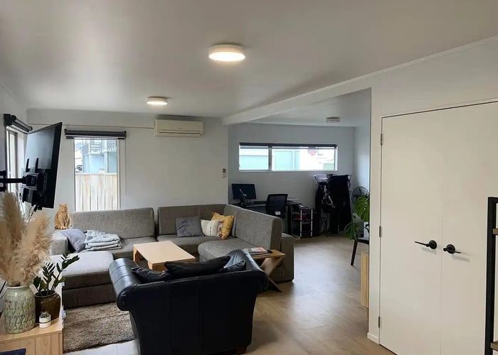  at 131C Queens Drive, Lyall Bay, Wellington