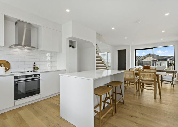  at 27/82 East Coast Road, Milford, North Shore City, Auckland