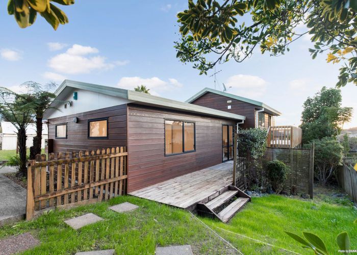  at 2/822 East Coast Road, Oteha, Auckland