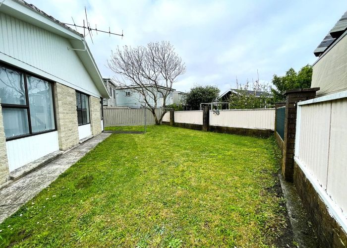  at 2/6 Papatahi Place, Henderson, Waitakere City, Auckland